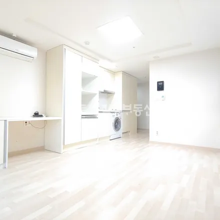 Rent this studio apartment on 서울특별시 강남구 역삼동 703-7
