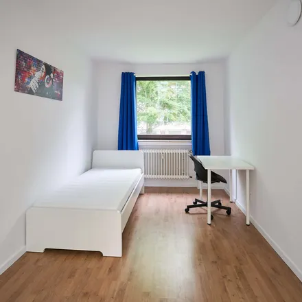Rent this 3 bed room on Kölner Landstraße 346 in 40589 Dusseldorf, Germany