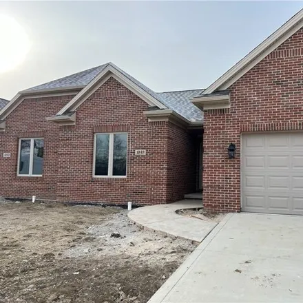 Buy this 2 bed house on 1340 Woodlark Trace in Bowling Green, OH 43402
