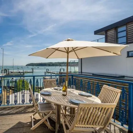 Image 6 - Waterside Flats, High Street, Cowes, PO31 7RL, United Kingdom - Townhouse for sale