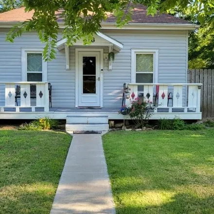 Buy this 3 bed house on 618 Park Place in Salina, KS 67401