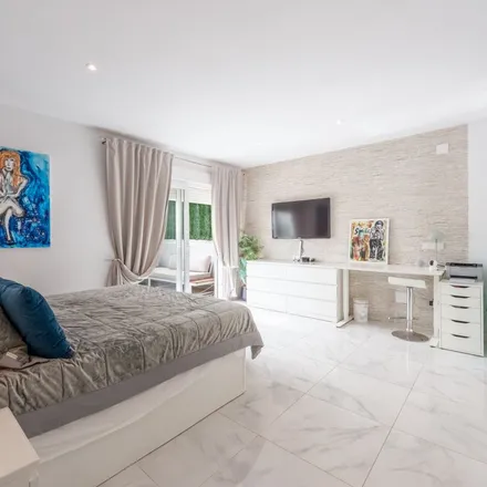 Rent this 3 bed townhouse on Farmacia Marbella Real in Bulevar del Príncipe Alfonso de Hohenlohe, 29602 Marbella