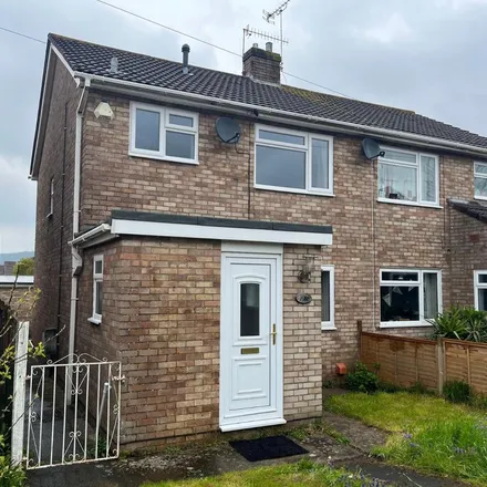 Rent this 3 bed duplex on Fosse Way in Nailsea, BS48 2BG