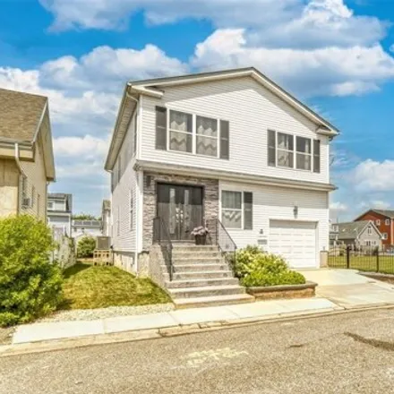 Buy this 4 bed house on 913 Arctic Street in Village of Lindenhurst, NY 11757