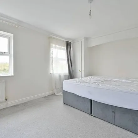 Image 1 - Chivenor Grove, London, KT2 5GE, United Kingdom - Townhouse for rent