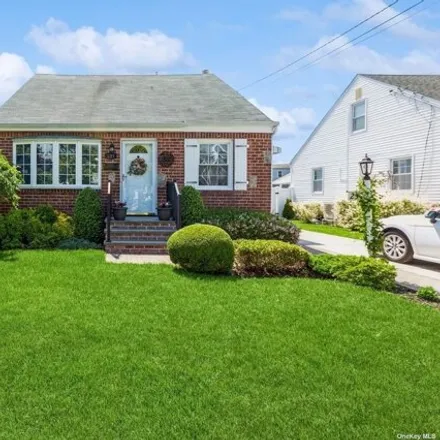 Buy this 3 bed house on 231 Pershing Parkway in Village of Mineola, North Hempstead