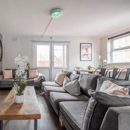 Rent this 7 bed apartment on 28 Church Street in Nottingham, NG7 1SJ