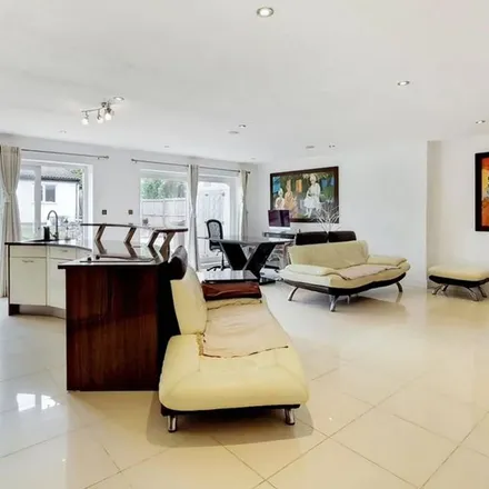 Rent this 6 bed apartment on Carlton Avenue in Greenhill, London