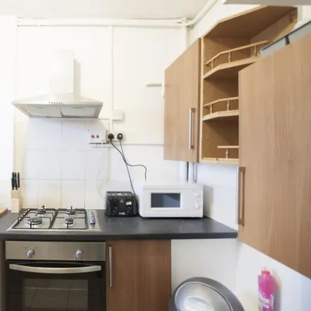 Image 2 - Ellenborough House, Mackenzie Close, London, W12 7AR, United Kingdom - Room for rent