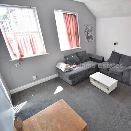 Rent this 6 bed townhouse on 35 Foxhill Road in Reading, RG1 5QS