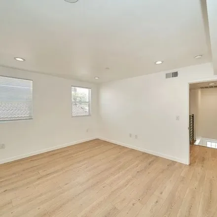 Image 3 - Metro 605, South Lorena Street, Los Angeles, CA 90023, USA - Townhouse for rent