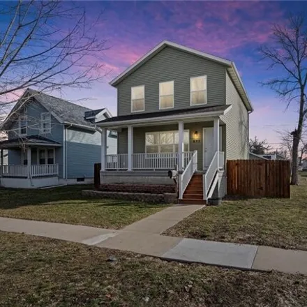 Buy this 3 bed house on 1221 Lincoln Avenue Northeast in Cedar Rapids, IA 52402