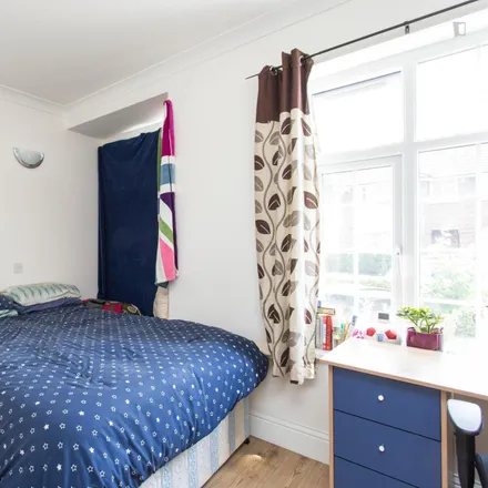 Rent this 5 bed room on Saint Andrews Road in London, W3 7NF