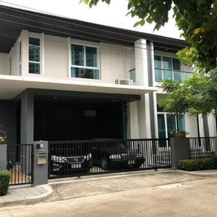 Rent this 3 bed house on Parkland Condominum in Srinagarindra Road, Bang Na District