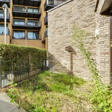 Image 2 - 12 Starboard Way, London, E16 2PF, United Kingdom - Townhouse for sale