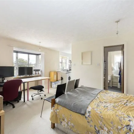 Rent this 1 bed apartment on Nando's in Elephant and Castle, London