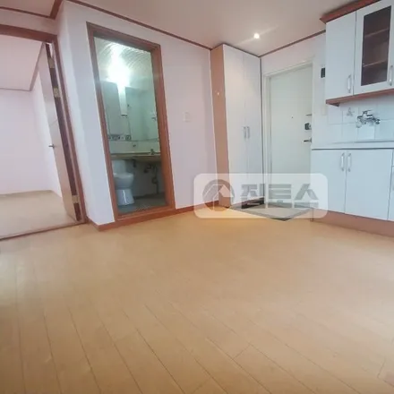Rent this 2 bed apartment on 서울특별시 송파구 잠실동 227