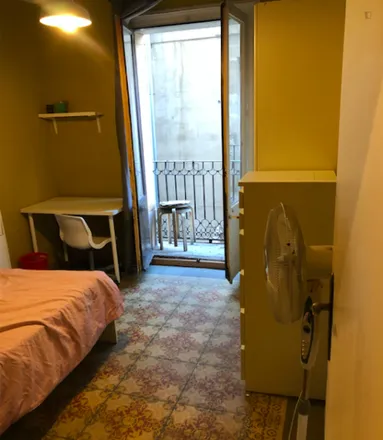 Rent this 3 bed room on Mariatchi in Carrer dels Còdols, 14