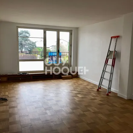 Image 2 - 6 Place de la République, 77300 Fontainebleau, France - Apartment for rent