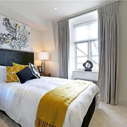 Image 6 - Chesterfield House, Chesterfield Gardens, London, W1J 7TL, United Kingdom - Apartment for sale