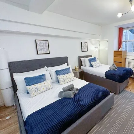 Rent this 3 bed apartment on London in W2 1AT, United Kingdom