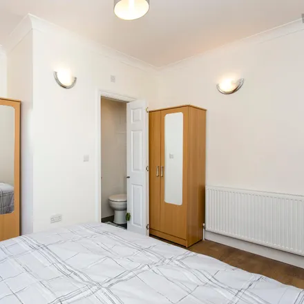 Image 3 - Taylor's Green, London, United Kingdom - Room for rent