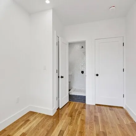 Image 7 - 111-38 168th Street, New York, NY 11433, USA - House for sale