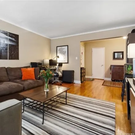 Image 2 - 110-45 71st Road, New York, NY 11375, USA - Apartment for sale