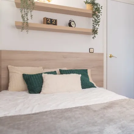 Rent this 5 bed room on Melotron in Calle de Meléndez Valdés, 28015 Madrid