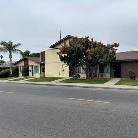 Buy this studio house on 1911 South Real Road in Bakersfield, CA 93309