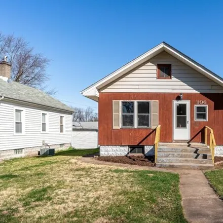 Buy this 2 bed house on 1110 East Garfield Street in Davenport, IA 52803