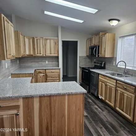 Image 6 - 301 Lakeview Rd, Selah, Washington, 98942 - Apartment for sale