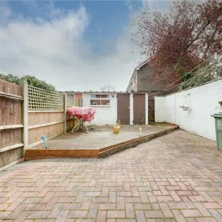 Image 6 - Orsett End, Basildon, SS14 2NH, United Kingdom - Townhouse for sale