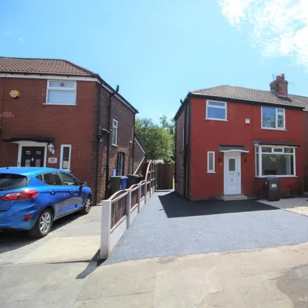 Rent this 3 bed duplex on Oakfield Avenue in Droylsden, M43 6PQ