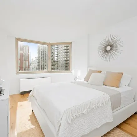 Image 3 - Athleta, 1517 3rd Avenue, New York, NY 10028, USA - Apartment for rent