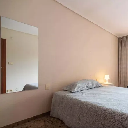 Rent this 4 bed room on Calle Ceramista Godofredo Buenosaires in 12005 Castelló de la Plana, Spain