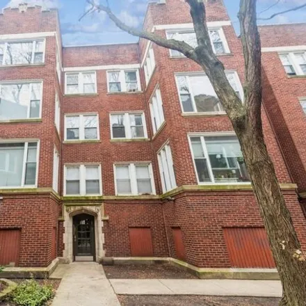 Rent this 3 bed apartment on 6565-6589 North Lakewood Avenue in Chicago, IL 60626