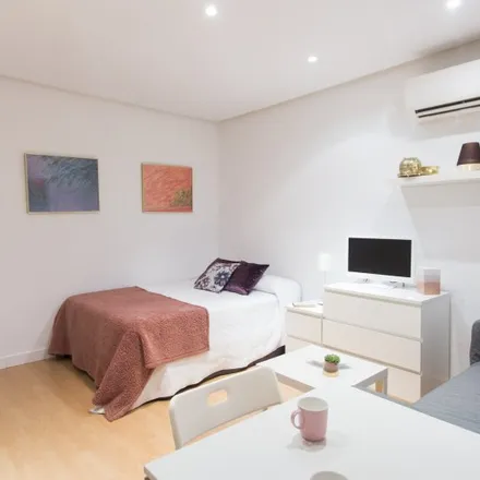 Rent this studio apartment on Escuela Superior de Secretarias in Calle de Lagasca, 65
