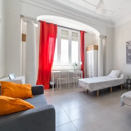 Rent this 6 bed room on Carrer de Sueca in 55, 46006 Valencia