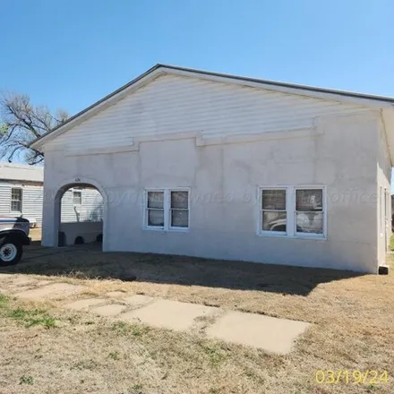 Image 2 - 701 East Foster Avenue, Pampa, TX 79065, USA - House for sale