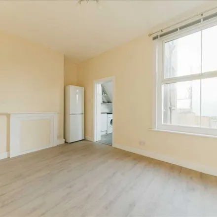 Image 3 - Frenchman's Creek, 148 Arthur Road, London, SW19 8AD, United Kingdom - Apartment for rent
