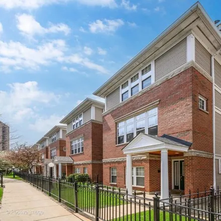 Buy this 3 bed house on 4922-P South Cornell Avenue in Chicago, IL 60615