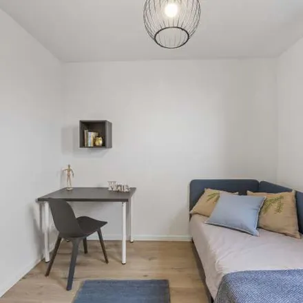 Rent this 3 bed apartment on Jacques’ Wein-Depot in Hohenzollerndamm 58, 14199 Berlin