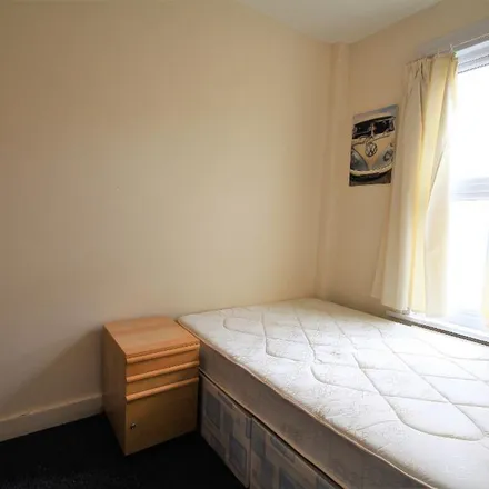 Image 7 - 62 Romilly Road, London, N4 2EF, United Kingdom - Apartment for rent