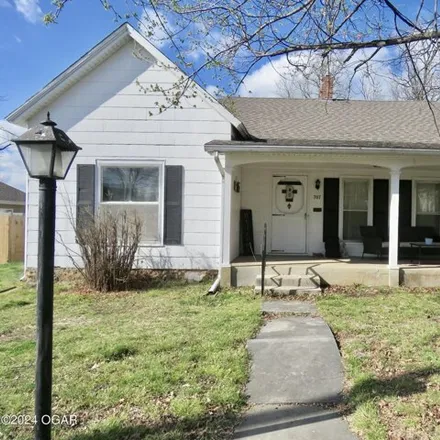Buy this 2 bed house on 711 Poplar Street in Carthage, MO 64836