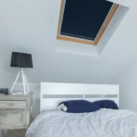 Rent this 5 bed room on Rue du Trône - Troonstraat 127 in 1050 Ixelles - Elsene, Belgium