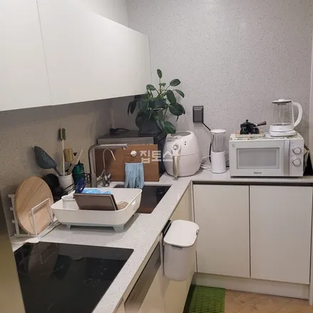 Rent this 2 bed apartment on 서울특별시 서초구 양재동 252