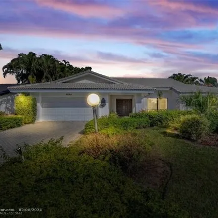 Rent this 3 bed house on 4887 Pineview Circle in Sherwood Park, Delray Beach