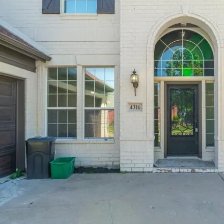 Image 2 - 814 Luxor Court, The Enclave at Westchester, Grand Prairie, TX 75052, USA - House for sale