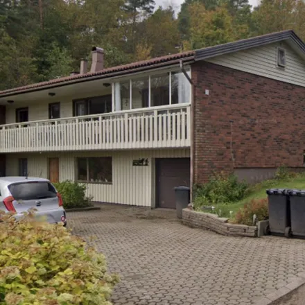 Rent this 7 bed apartment on Fältspatsvägen 7 in 437 31 Lindome, Sweden